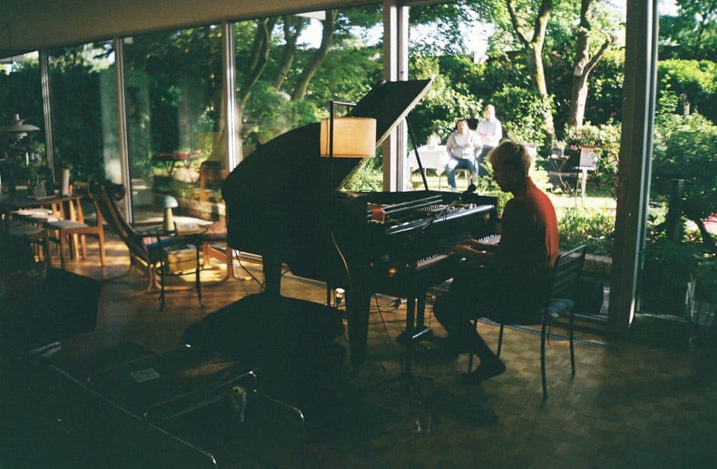 León Guallart tocando el piano en una casa icónica durante la gira Comfort con sistemas de sonido DAS Audio