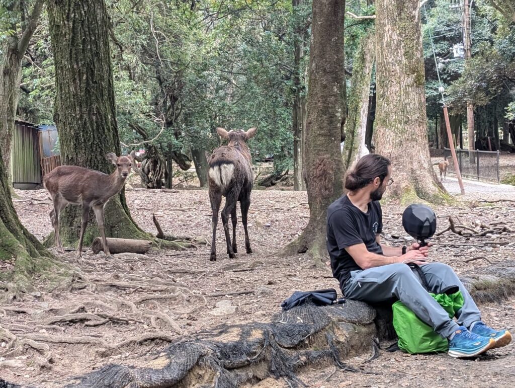 Arnaud Noble capturando sonidos de la naturaleza con micrófonos de condensador RF de Sennheiser MKH 8030 y MKH 8040 en una expedición de grabación de campo