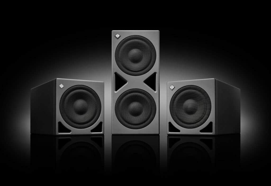 Subwoofers Neumann con gestión de graves multicanal, presentados en la zona de monitores inmersivos 7.1.4 en IBC 2025.