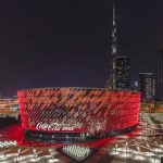 d&b transforma la experiencia sonora en el Coca-Cola Arena de Dubái con su innovadora serie SL Vista nocturna del Coca-Cola Arena de Dubái iluminado en rojo, recinto multiusos equipado con sistemas de sonido d&b audiotechnik de la serie SL.