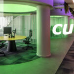 Caso de éxito CUE: NFCtron moderniza sus espacios de trabajo con soluciones inteligentes de control y reserva NFCTRON implementa soluciones cue