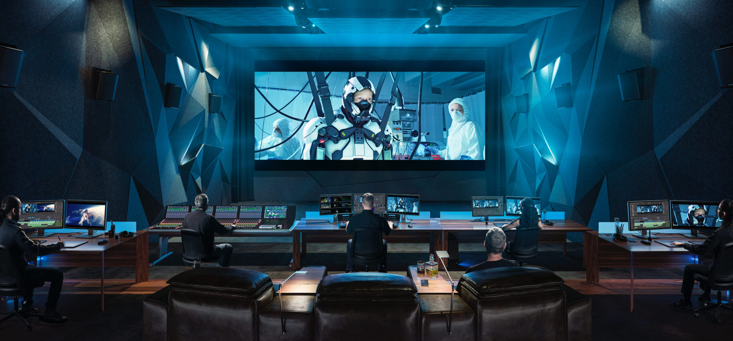 Estudio de postproducción profesional equipado con DaVinci Resolve de Blackmagic Design, donde un equipo de editores y coloristas trabaja en la corrección de color, edición y mezcla de audio de una película de ciencia ficción proyectada en una gran pantalla de cine.