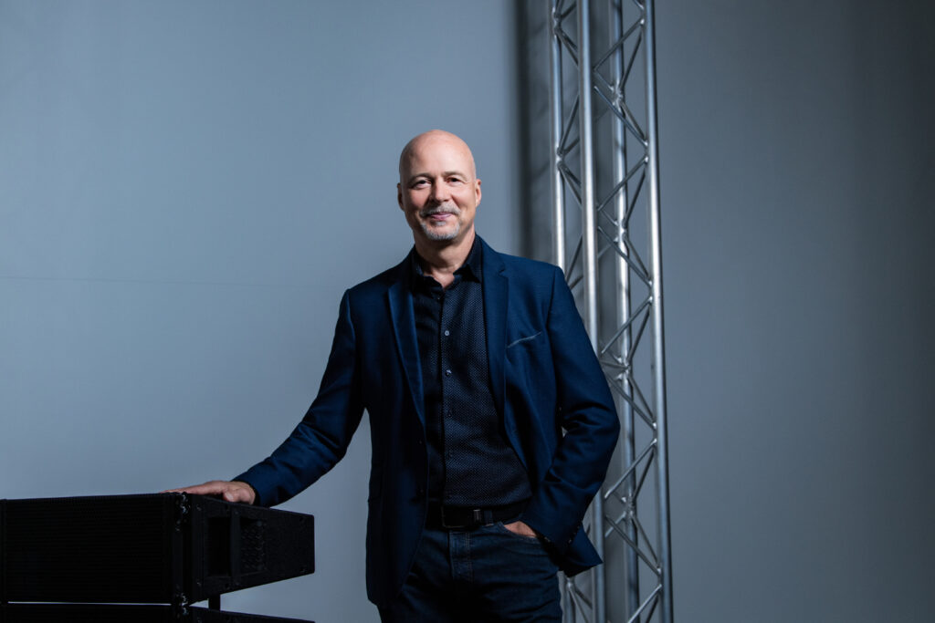 Amnon Harman, CEO saliente del grupo d&b, durante la transición de liderazgo en 2026.