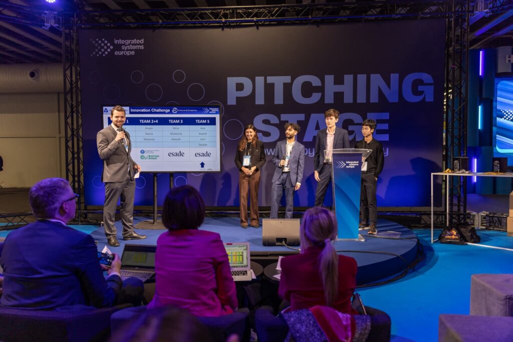 Estudiantes finalistas del Hackathon de ISE 2025 presentan sus proyectos en el Pitching Stage de Integrated Systems Europe, acompañados por mentores y jurado.