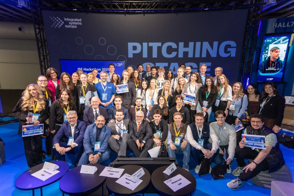 Foto grupal de los equipos ganadores, participantes, mentores y organizadores del Hackathon de ISE 2025 durante la ceremonia de clausura en Integrated Systems Europe.