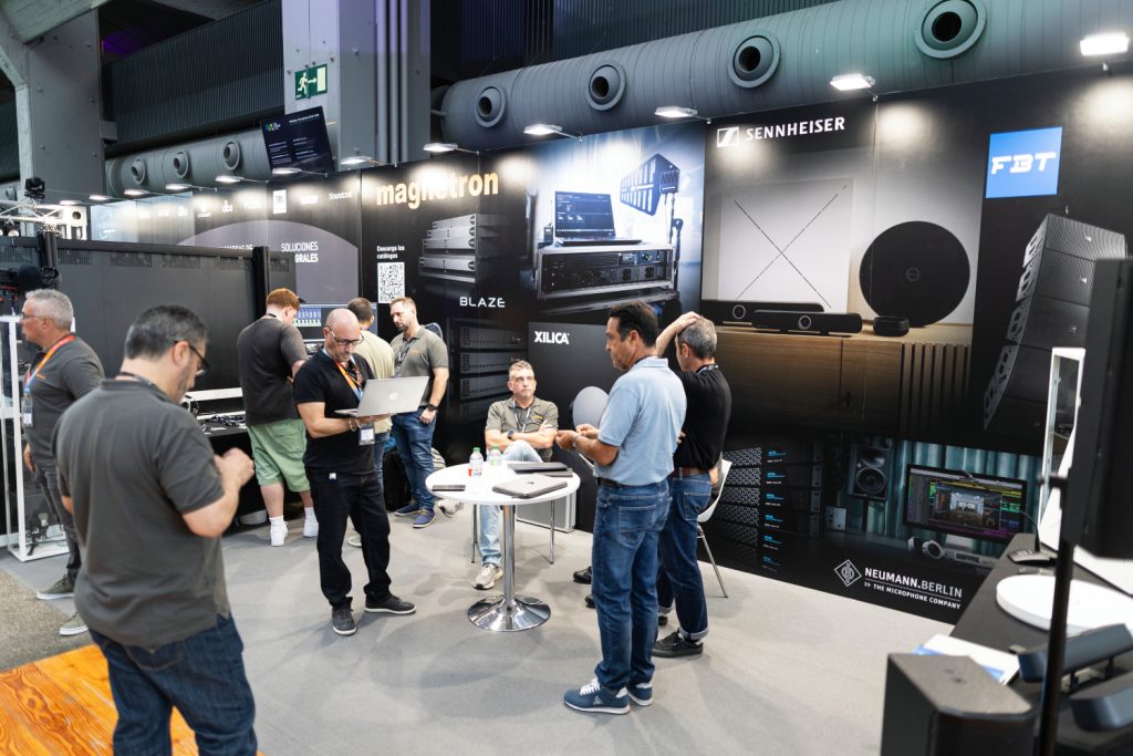 Stand de Magnetron en AVL Summit 2025 mostrando productos de marcas representadas como Sennheiser, Blaze, Xilica, FBT y Neumann Berlin, con atención personalizada a los visitantes.