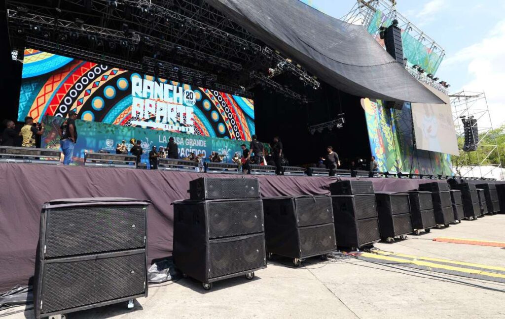 Escenario del Festival Petronio Álvarez 2025 con despliegue de subwoofers LARA-SUB de Das Audio en la Ciudadela Petronio de Cali.