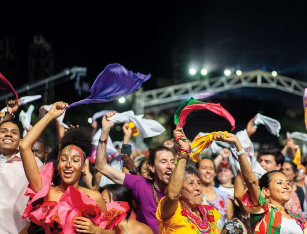 Público celebrando con pañuelos de colores en el Festival Petronio Álvarez 2025, acompañado por sistemas de sonido ARA de Das Audio.