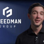 Representante de RØDE junto al logotipo de Freedman Group, matriz de marcas de audio profesional asociada con Audinate.