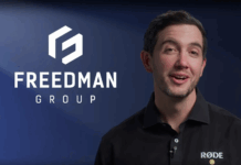 Representante de RØDE junto al logotipo de Freedman Group, matriz de marcas de audio profesional asociada con Audinate.