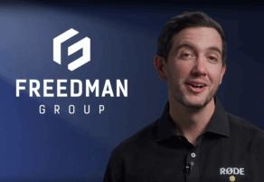 Representante de RØDE junto al logotipo de Freedman Group, matriz de marcas de audio profesional asociada con Audinate.