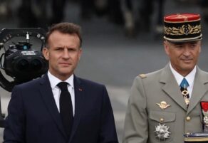 URSA Cine en la Fiesta Nacional de Francia: la experiencia inmersiva que revoluciona el Apple Immersive Video Cámara URSA Cine captando el desfile del Día Nacional de Francia junto al presidente Macron.