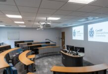 Caso de éxito: Sennheiser moderniza más de 50 aulas en la Universidad Metropolitana de Cardiff con sus micrófonos TCC y tecnología de audio avanzada