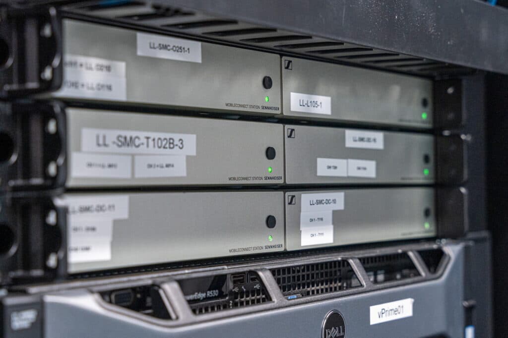 Sistema Sennheiser MobileConnect en la Universidad Metropolitana de Cardiff, solución de accesibilidad auditiva para estudiantes.