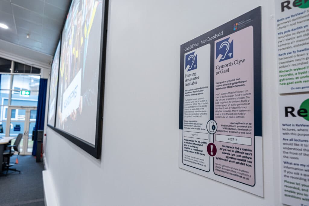 Sistema Sennheiser MobileConnect en la Universidad Metropolitana de Cardiff, solución de accesibilidad auditiva para estudiantes.