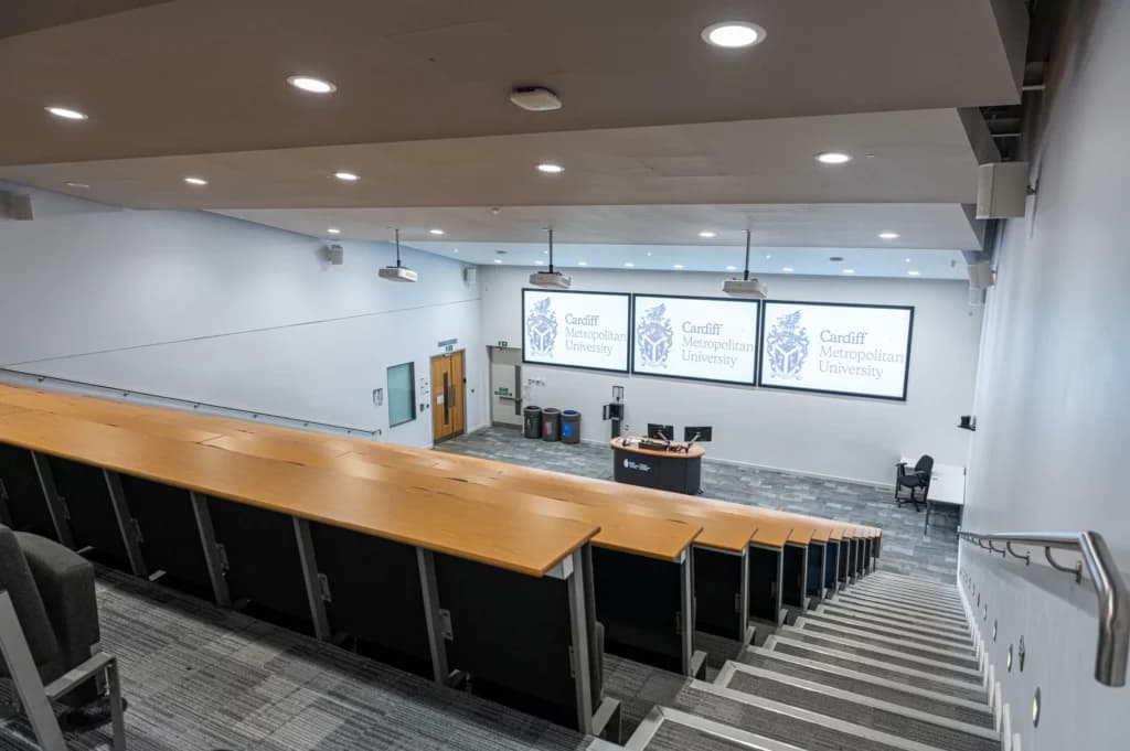 Aula universitaria equipada con tecnología de audio Sennheiser en la Universidad Metropolitana de Cardiff para educación híbrida.