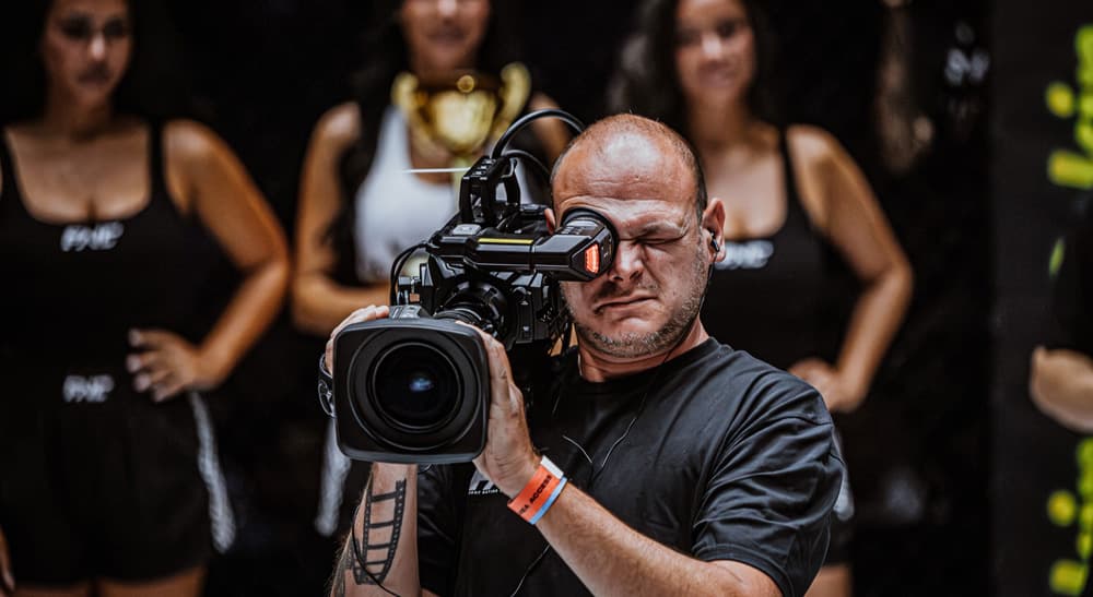 Operador de cámara Blackmagic URSA Broadcast G2 grabando el evento de FNC con el nuevo móvil de exteriores 4K.