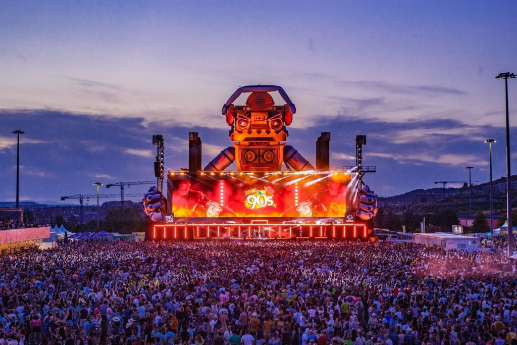 scenario principal del festival Love the 90s en Madrid con el sistema cardioide de d&b en festivales y una multitud disfrutando del concierto.