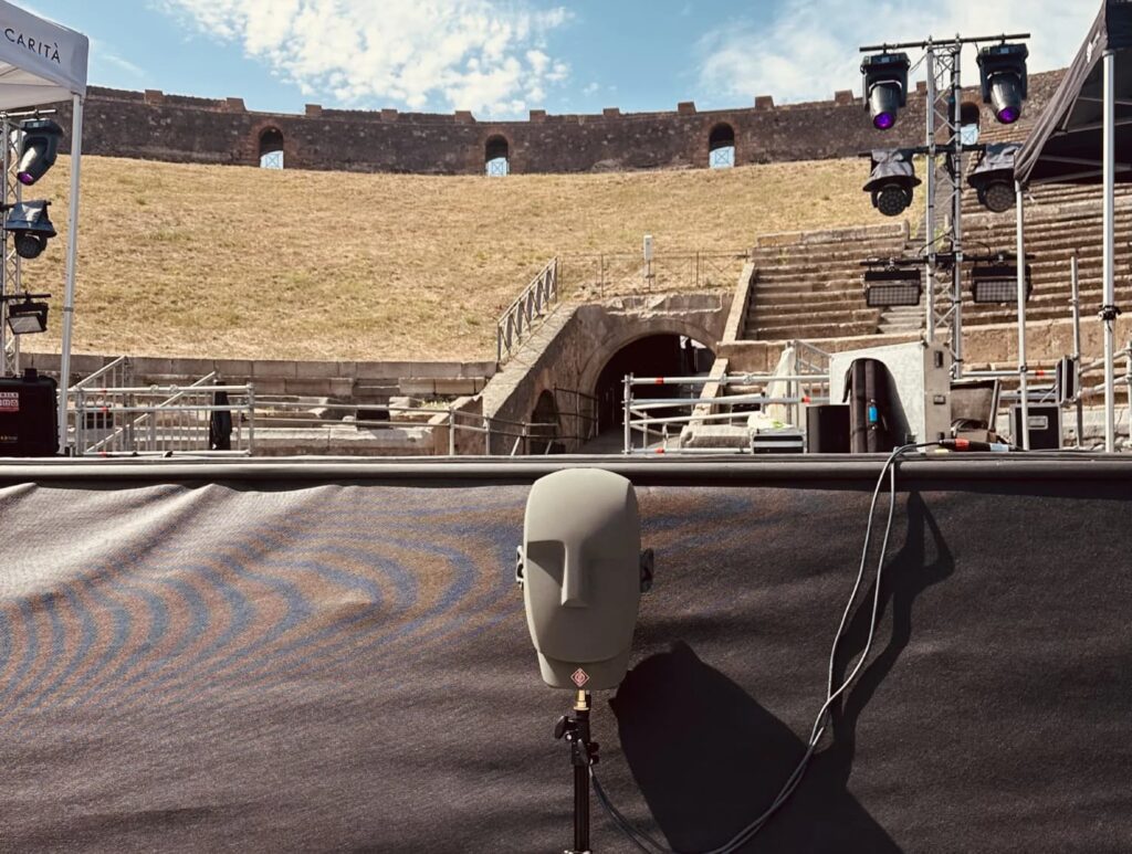 Micrófono binaural Neumann KU 100 utilizado por Stefan Holtz en el concierto de Bryan Adams en Pompeya