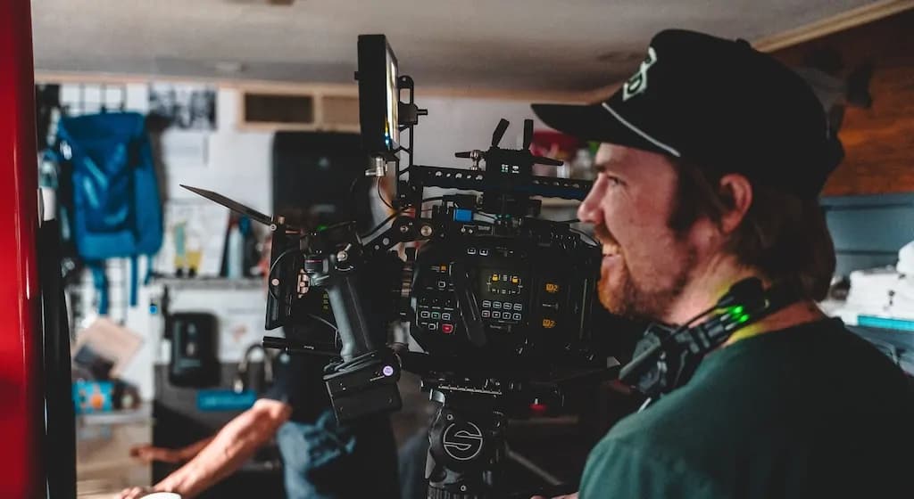 Director de fotografía filmando Dead Girl Summer con la cámara cinematográfica digital Blackmagic URSA Cine 12K LF.