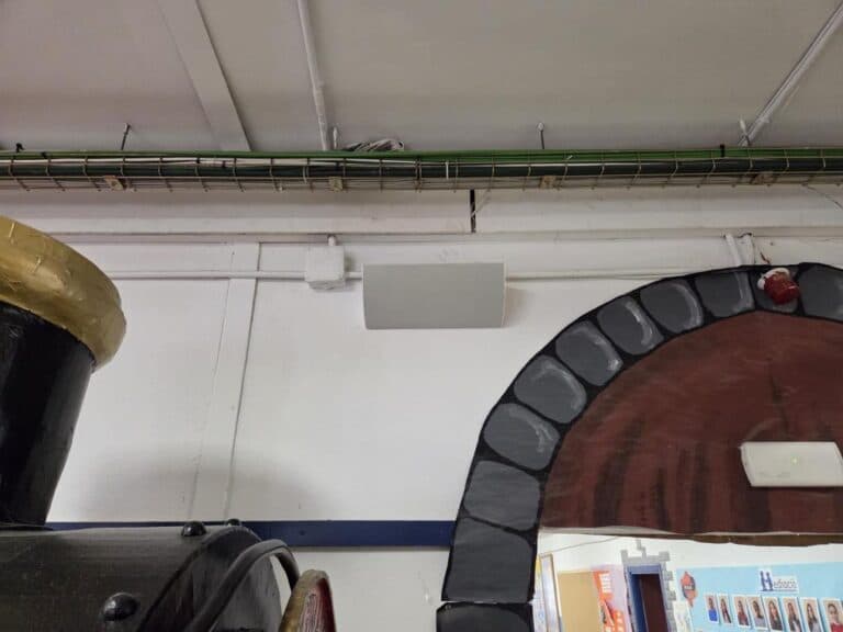 Altavoz Blaze Audio instalado por Magnetron en el CEIP Gabriel Vallseca de Palma de Mallorca.