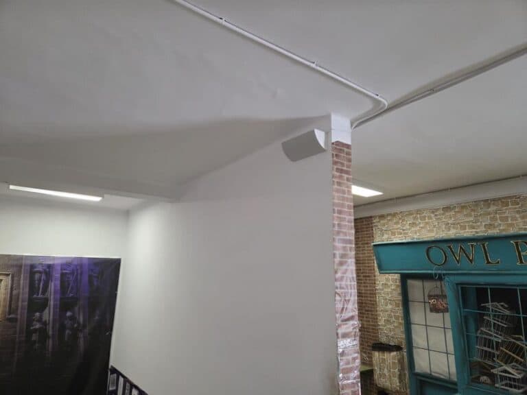 Sistema de megafonía interior con altavoz Blaze Audio en el CEIP Gabriel Vallseca, instalación realizada por Magnetron.