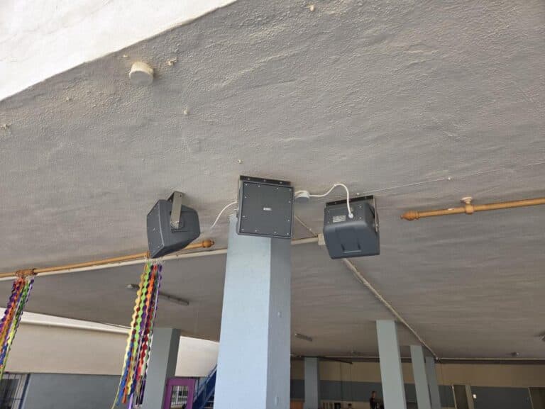 Altavoces FBT Shadow instalados por Magnetron en el patio exterior del CEIP Gabriel Vallseca