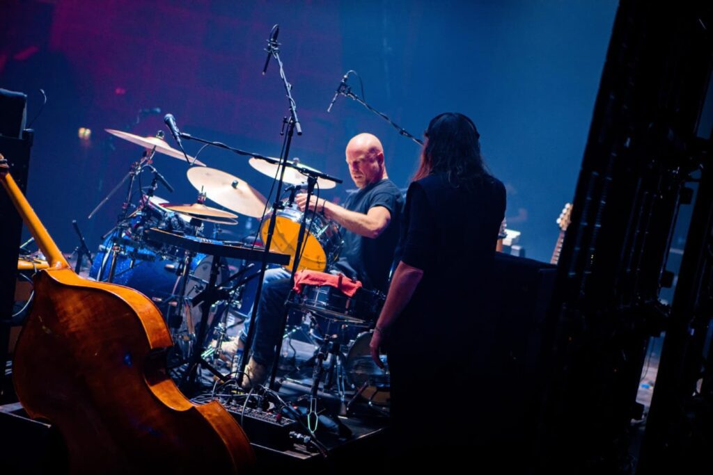 El baterista de Racoon durante la prueba de sonido con el sistema inalámbrico Spectera de Sennheiser