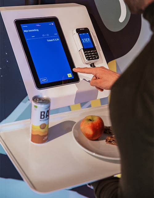 Empleado de Media.Monks utilizando un sistema POS para hostelería con pantalla táctil ProDVX y terminal de pago Sjef.