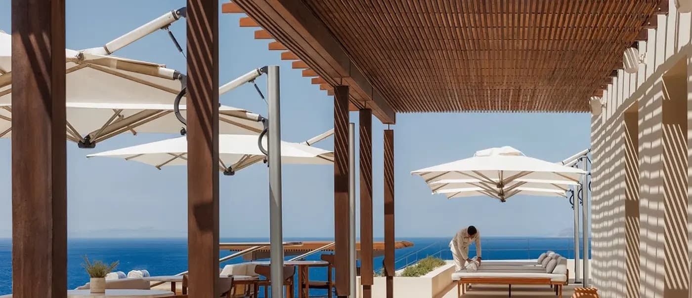 Terraza con vistas al mar Egeo en One&Only Kéa Island, parte del proyecto de audio premium integrado por Biamp en One&Only Kéa Island.