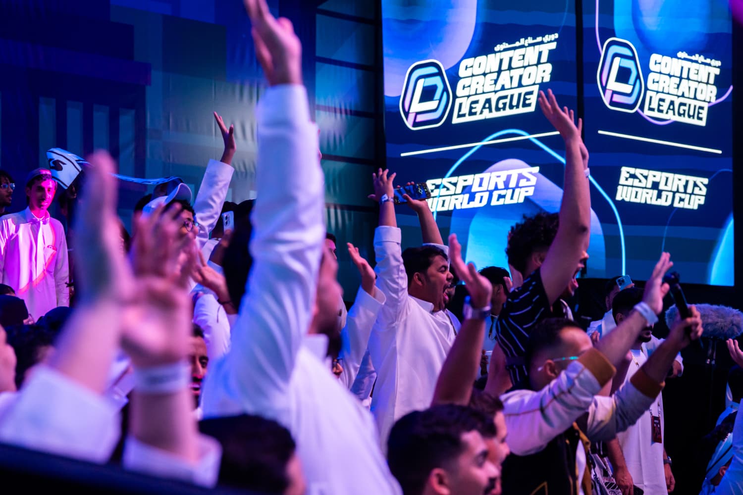 Aficionados celebrando en uno de los escenarios de la Esports World Cup 2025, durante las transmisiones en vivo producidas con tecnología de Blackmagic Design. La imagen muestra la energía del público en un recinto iluminado con pantallas LED del evento.