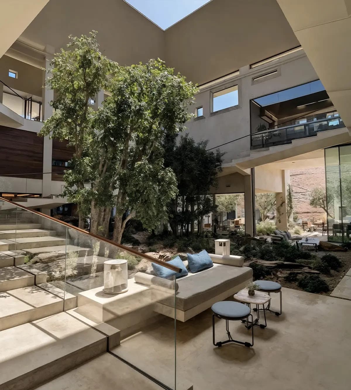 Zona interior ajardinada del resort One&Only Kéa Island, donde Biamp en One&Only Kéa Island garantiza un paisaje sonoro de lujo.