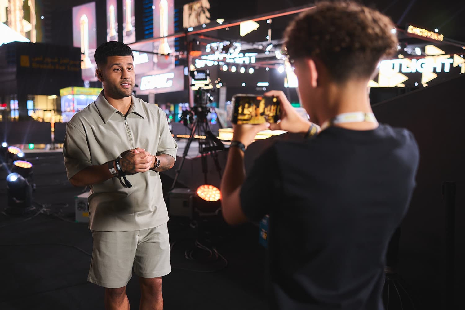 Creador de contenido grabando una entrevista en el área Creator Park de la Esports World Cup 2025, capturando imágenes para redes sociales bajo la infraestructura de producción en vivo impulsada por Blackmagic Design.