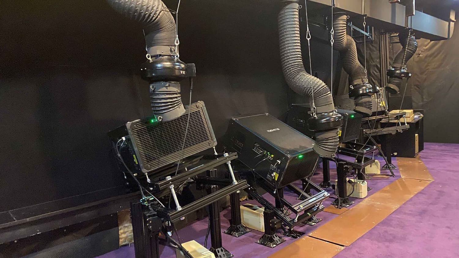 Proyectores Christie Griffyn 4K35-RGB instalados con sistema de ventilación personalizado bajo la cúpula del NMNS de Taichung.