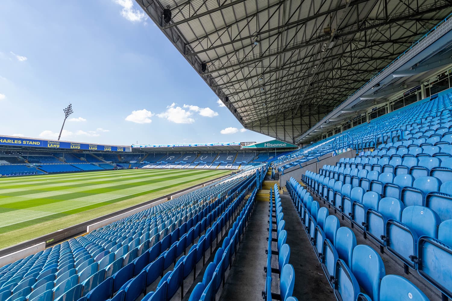 Vista panorámica del estadio Elland Road con las gradas laterales y el sistema de altavoces TORUS de Martin Audio instalado bajo la cubierta.