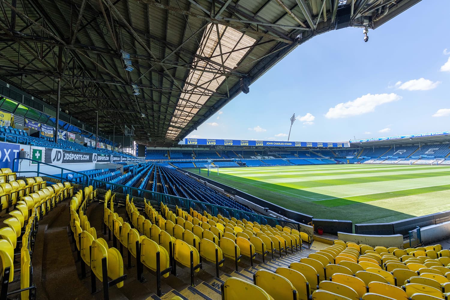 Grada del estadio Elland Road mostrando la estructura superior y la disposición de asientos, con parte del sistema de audio integrado.