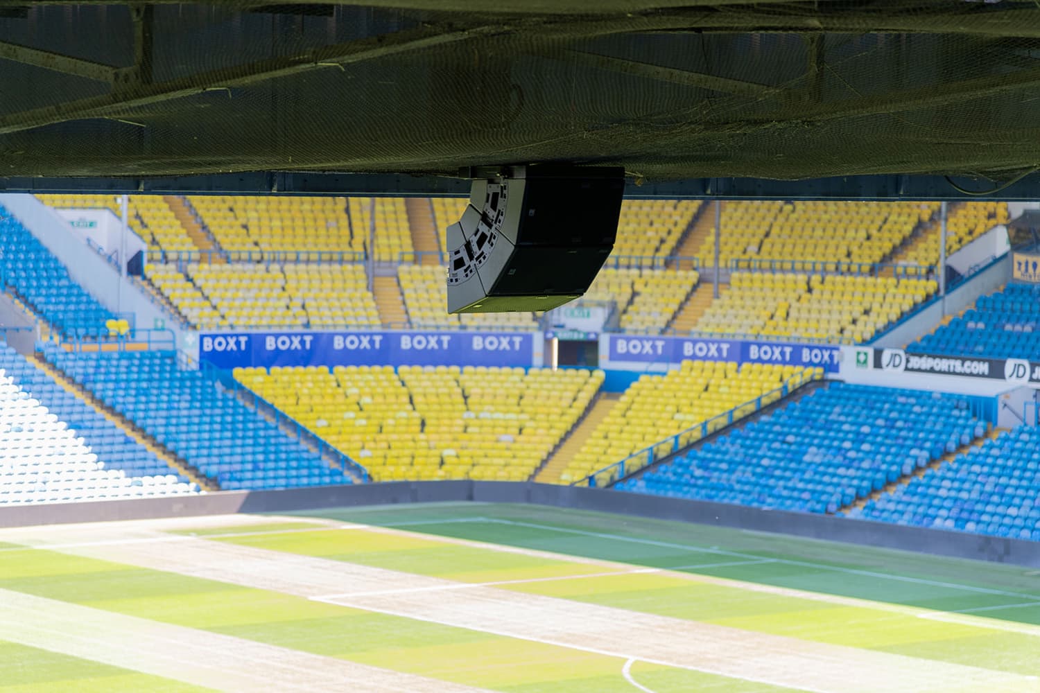 Arrays TORUS de Martin Audio instalados en suspensión sobre el terreno de juego del estadio Elland Road.