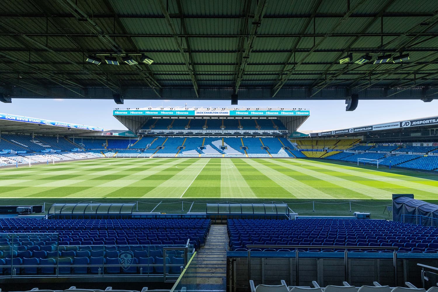 Vista frontal del estadio Elland Road con los arrays TORUS de Martin Audio instalados bajo la cubierta, ofreciendo cobertura uniforme en el campo.