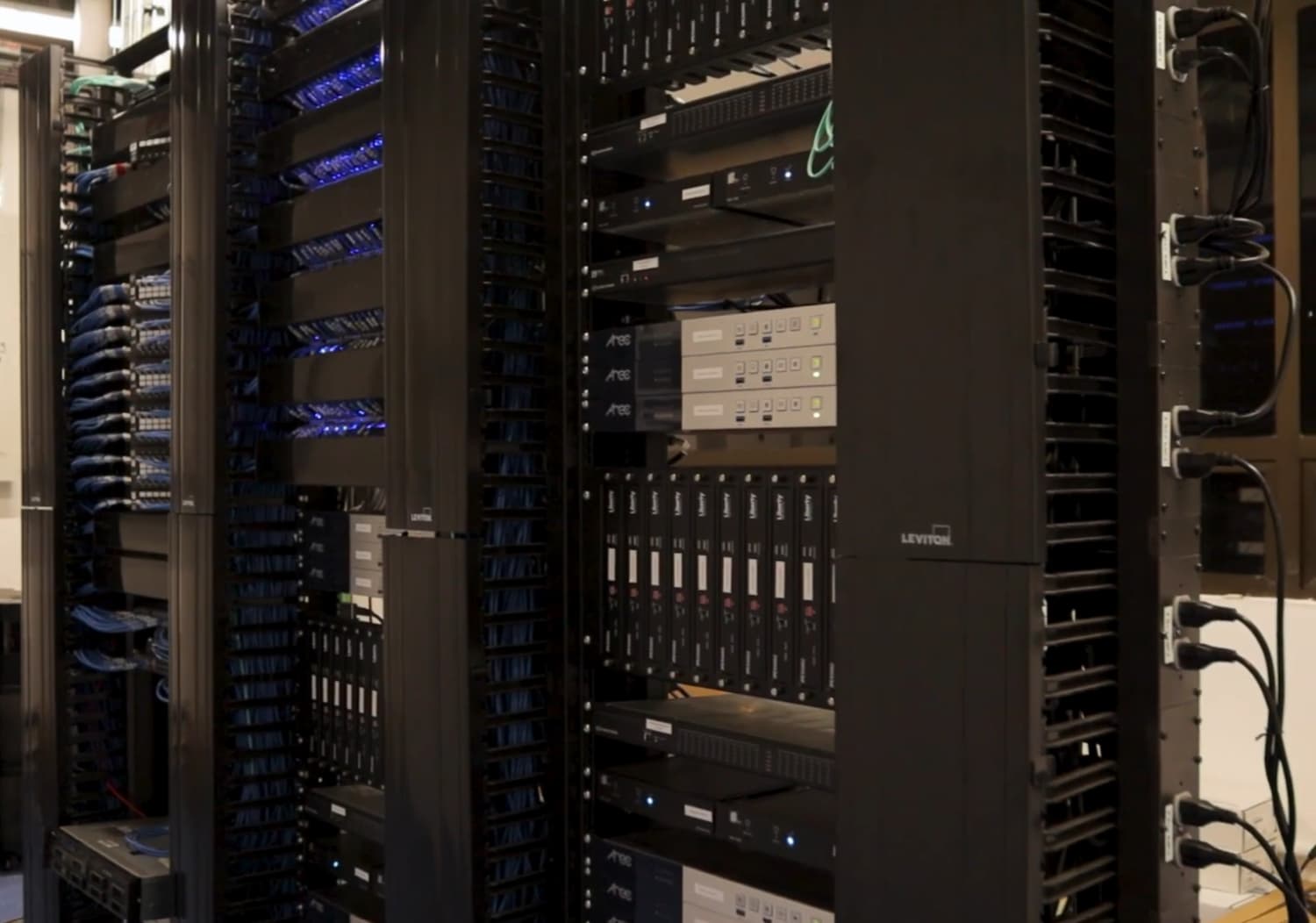 Rack de servidores del centro de simulación de la Universidad Javeriana con Media Stations AREC, decodificadores y sistema AV-over-IP instalado por Integración AV.