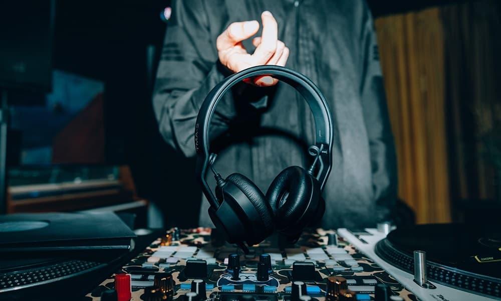 Auriculares AIAIAI TMA-2 DJ Wireless durante una sesión de DJ en la campaña Black Week AIAIAI
