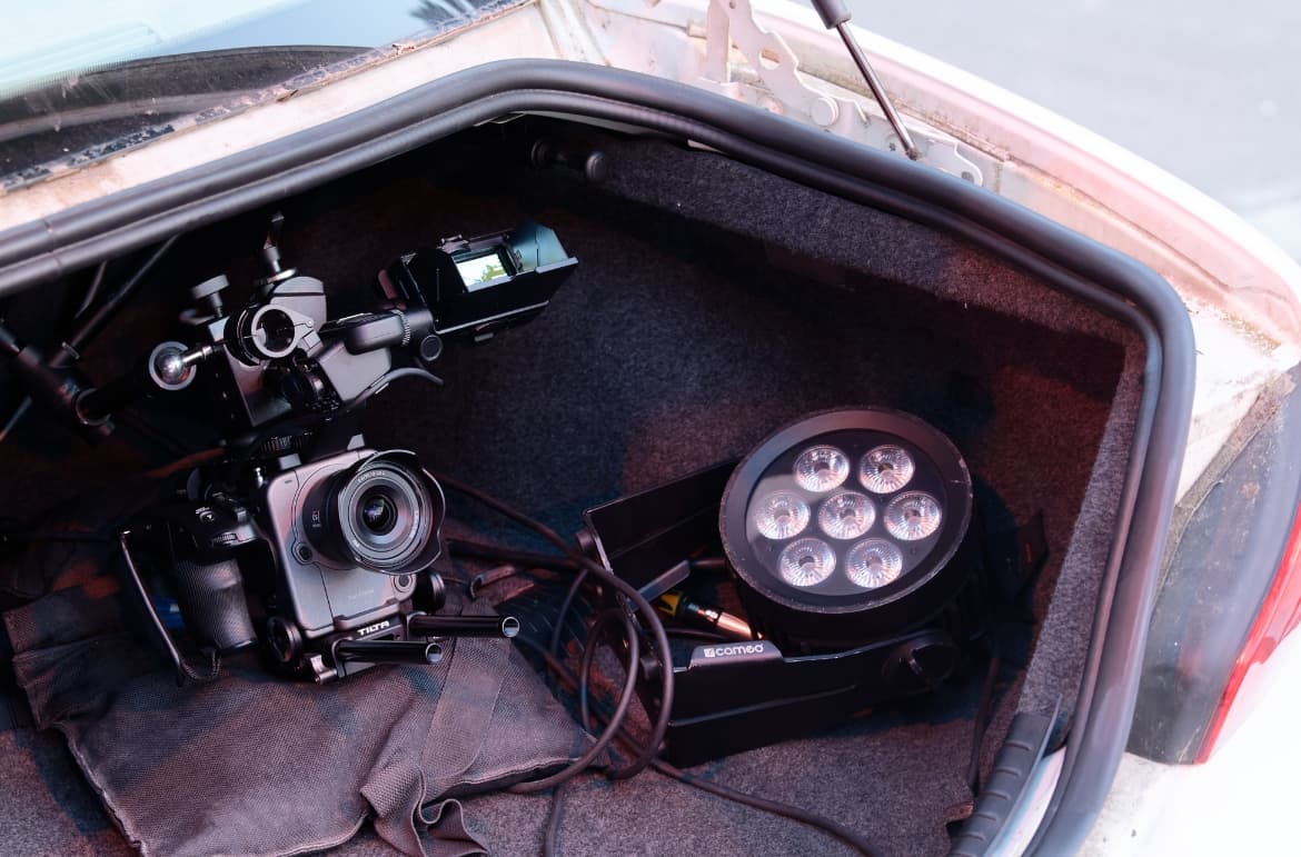 Equipo técnico con cámara y foco Cameo almacenados en el maletero durante la producción del espectáculo de Donny Montell.