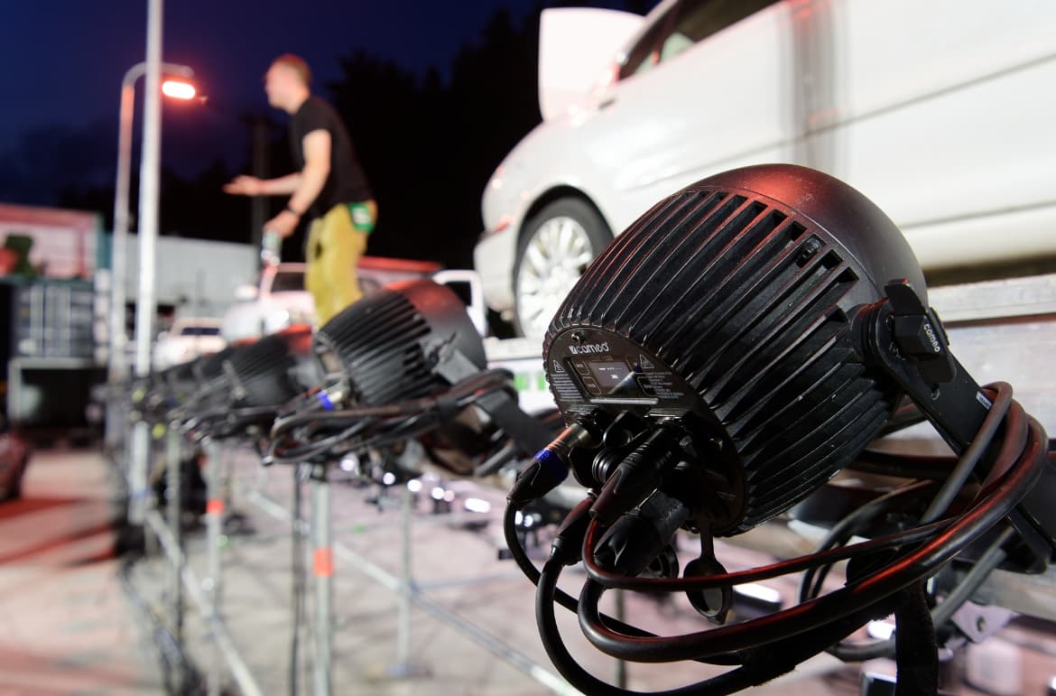 Luminarias Cameo instaladas bajo la estructura del escenario para generar luz de suelo en el espectáculo en directo de Donny Montell.