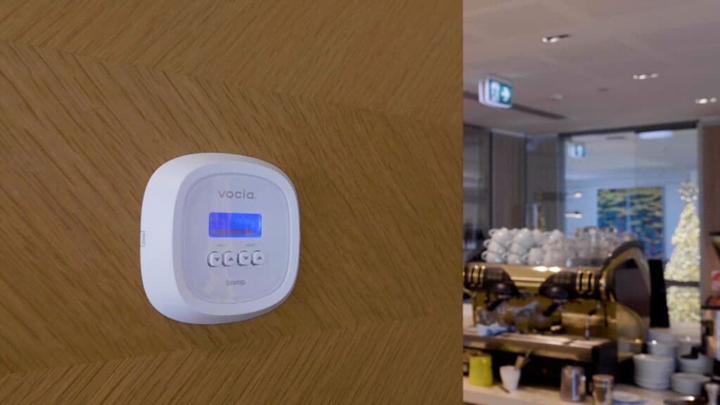 Panel de control Biamp Vocia TEC-1 instalado en un hotel de Perth, parte del sistema de megafonía y música ambiental Vocia de Biamp.