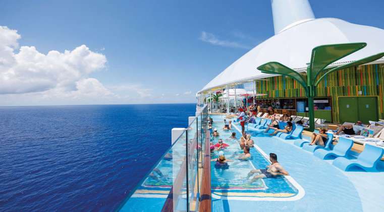 Área de piscina con vistas al mar en el Star of the Seas, cubierta con soluciones de audio exterior instaladas por DAS Audio en Royal Caribbean.
