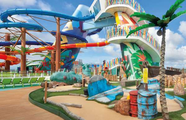 Zona acuática exterior del Star of the Seas con atracciones y áreas familiares, donde se integran sistemas DAS Audio en Royal Caribbean para espacios al aire libre.