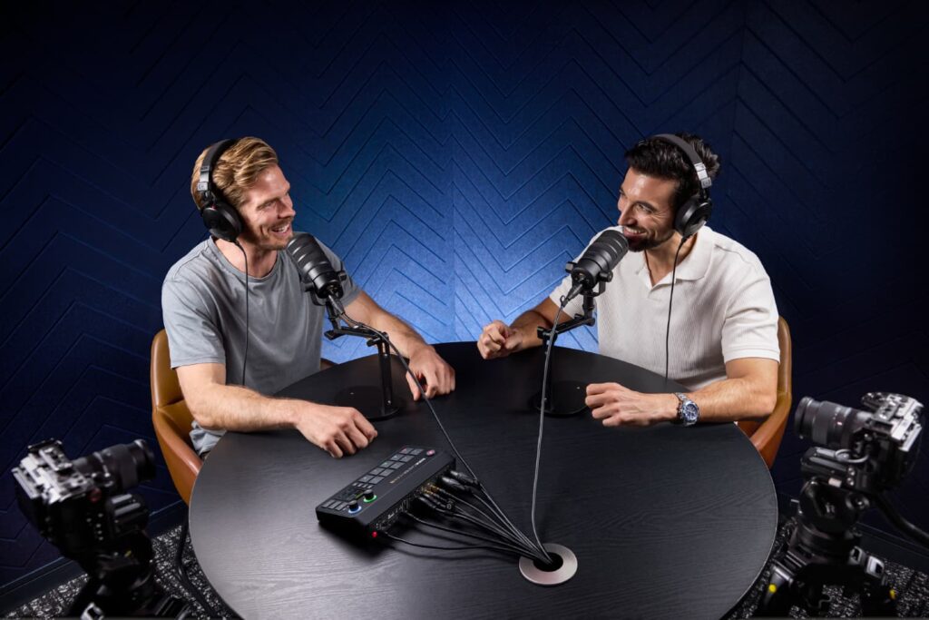 Dos creadores grabando un pódcast con la RØDECaster Video S de RØDE, consola profesional todo en uno para audio y vídeo.