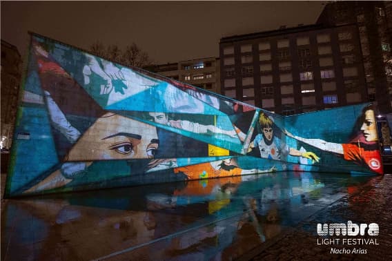 Proyección arquitectónica artística sobre un mural durante Seesound en Umbra Light Festival en Vitoria.