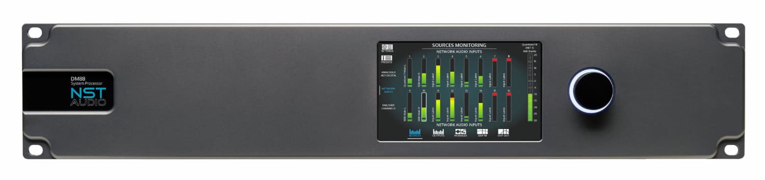 Procesador de sistemas DM88 con panel frontal, pantalla de monitorización y control rotatorio para audio profesional