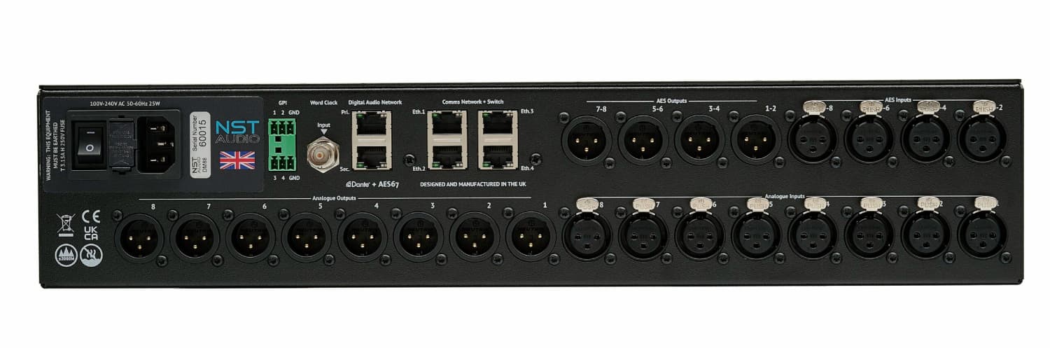 Procesador de sistemas DM88 con conexiones traseras Dante, AES3 y entradas y salidas analógicas para instalaciones y FOH