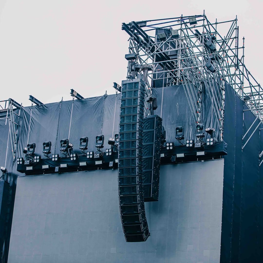 PANTHER y 2100-LFC en el Monolith Tour de David Guetta con sistema line array Meyer Sound desplegado para cobertura sonora a gran escala